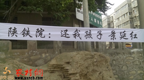 ��FԺ�Tǰ�İ�ɫ�M��